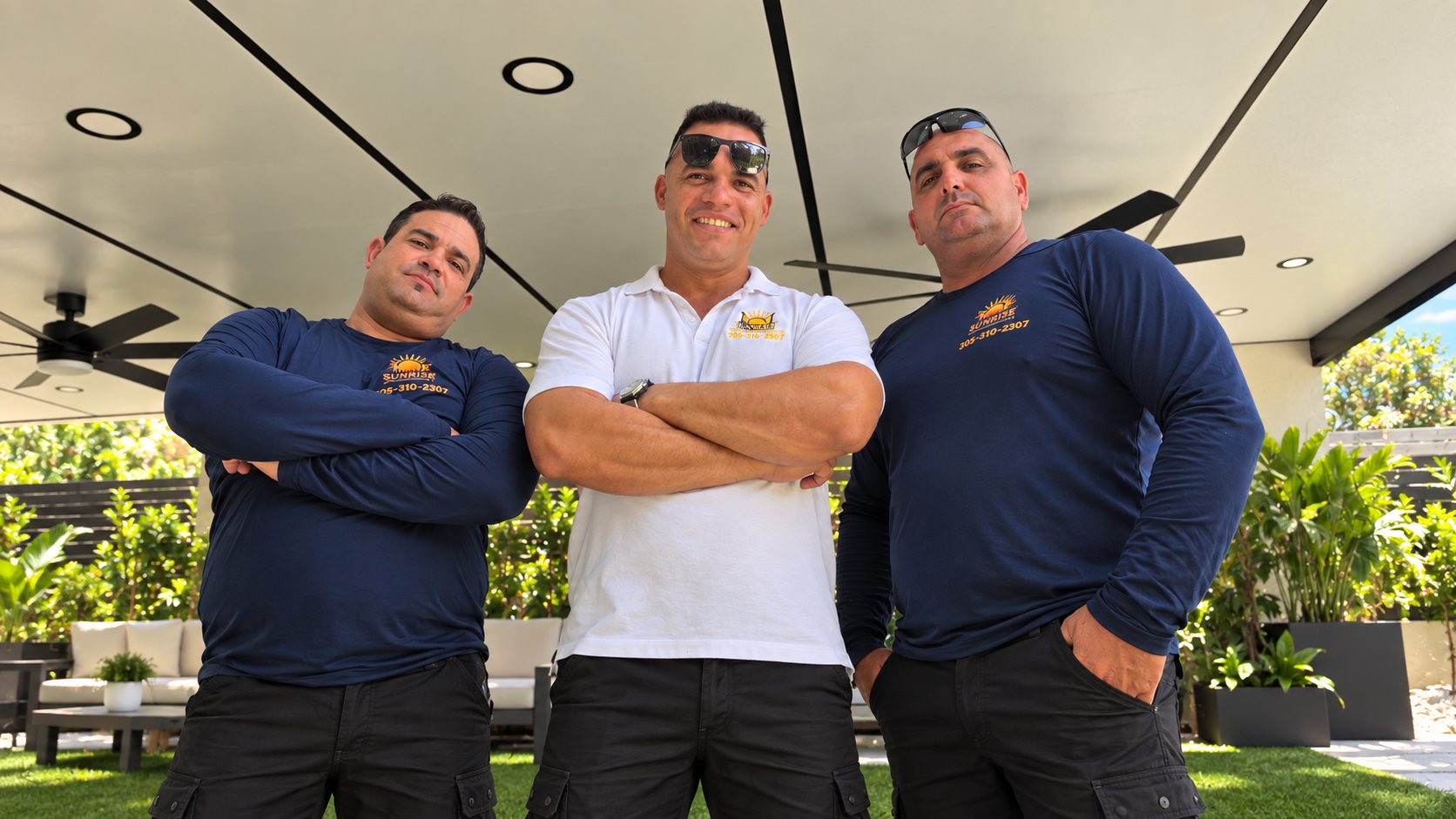 Tres integrantes del equipo de trabajo de Two BB Sunrise con las camisas de la empresa